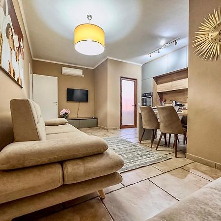 Amos City Center Apartment Тирана Екстериор снимка